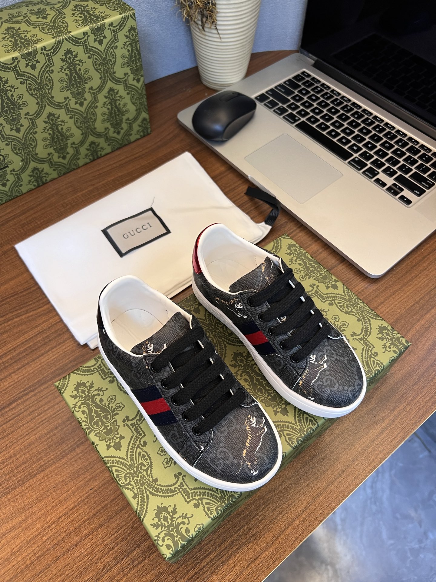 Children's shoes child
